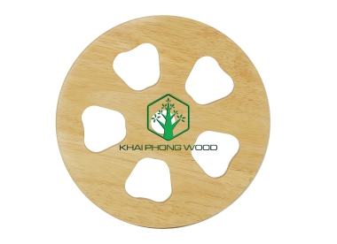 10024: Round trivet with 5 holes, natural varnish