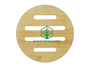 10026: Round trivet with 4 slots, natural varnish