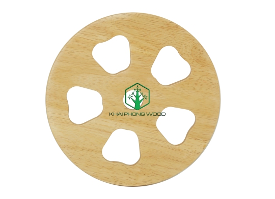 10024: Round trivet with 5 holes, natural varnish