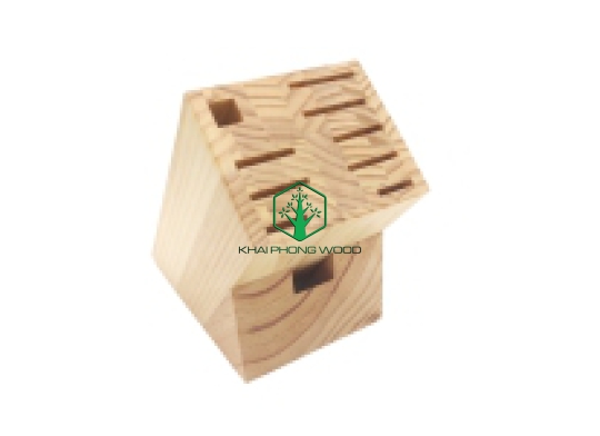 11037: Knife block with horizontal grooves, pine wood, natural varnish.